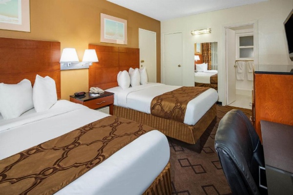 Travelodge by Wyndham Burbank-Glendale image 18