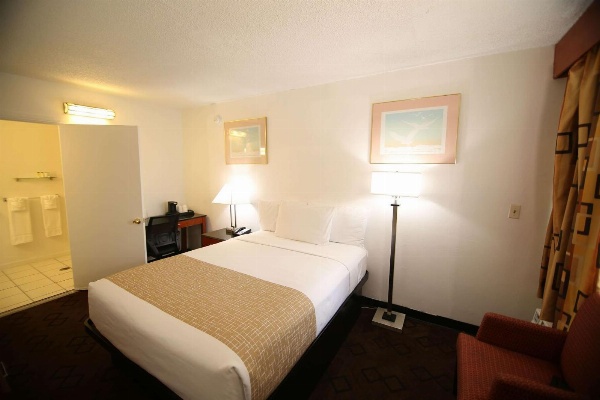 Travelodge by Wyndham Burbank-Glendale image 4
