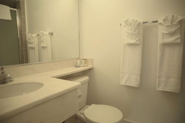 Travelodge by Wyndham Burbank-Glendale image 8