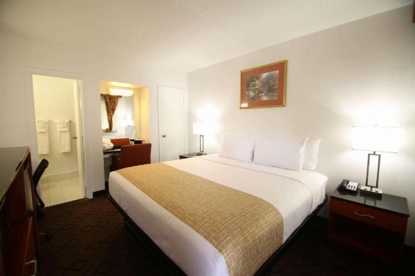 Travelodge by Wyndham Burbank-Glendale image 9